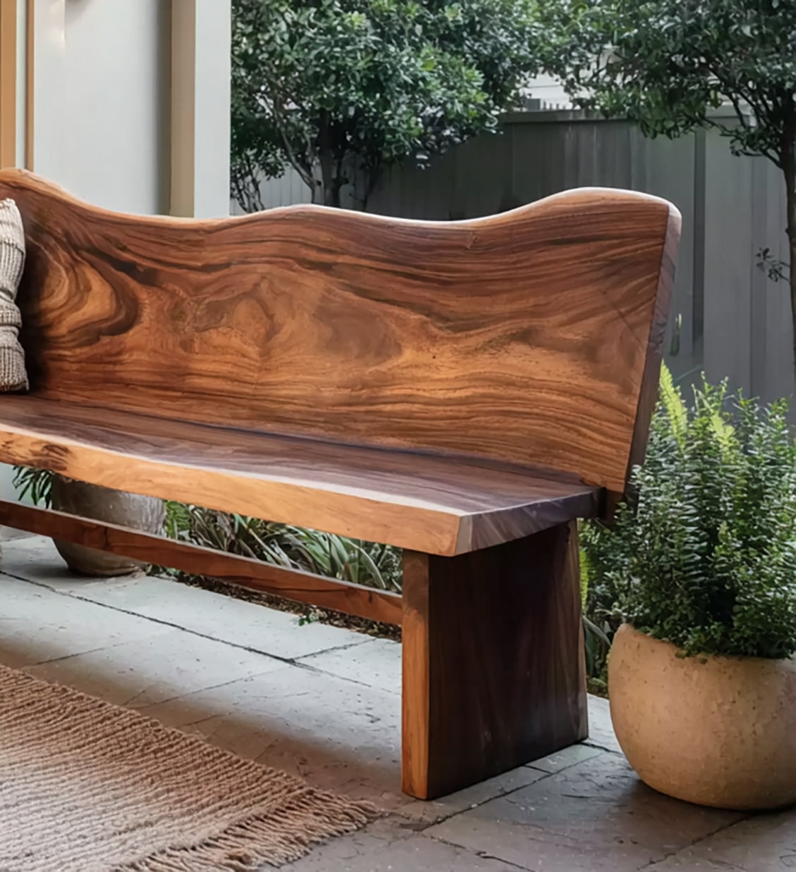Rustikale handgefertigte Outdoor-Holzbank – geschwungene Rückenlehne