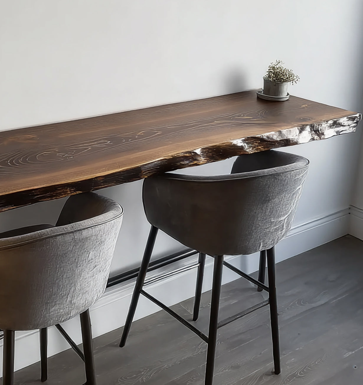 Live-Edge Wandbar-Tisch – Rustikaler schwebender Tresen für moderne Wohnräume