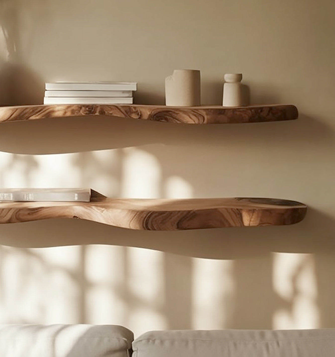 Handgefertigtes rustikales Wandregal aus Massivholz mit natürlicher Live Edge