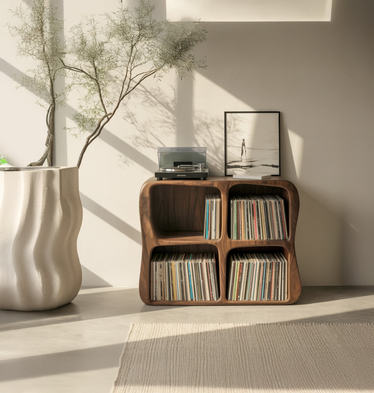Massivholz-Schallplattenregal – moderner skulpturaler LP-Aufbewahrungsschrank
