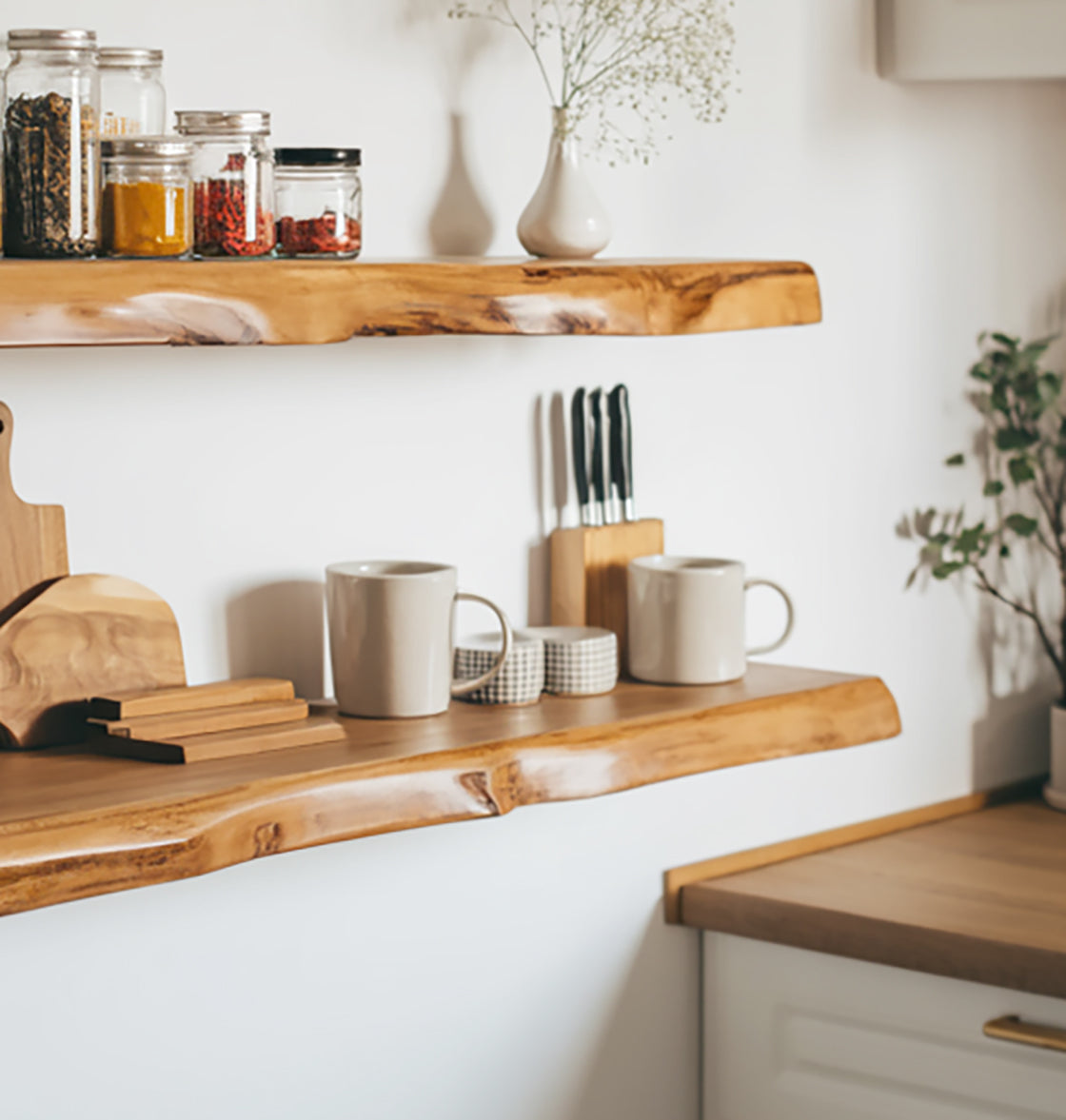 Schwebendes Küchenregal aus Walnuss mit Naturkante – Massivholz Wandregal