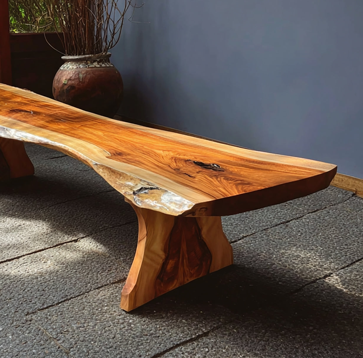 Handgefertigte moderne Holzbank mit skulpturalem Live-Edge-Design