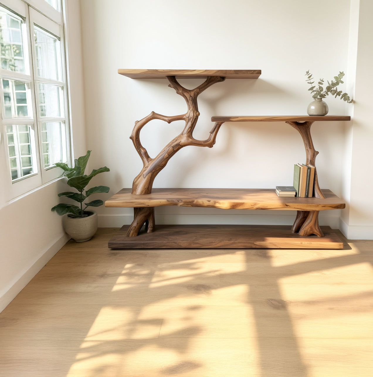 Rustikaler schmaler Konsolentisch mit Regalen aus recyceltem Holz, Naturkante