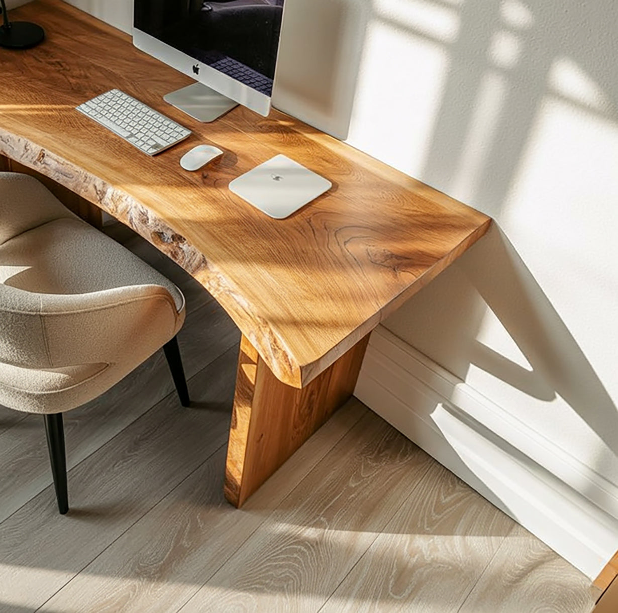 Rustikaler Schreibtisch mit natürlicher Baumkante für Homeoffice & Leseecke