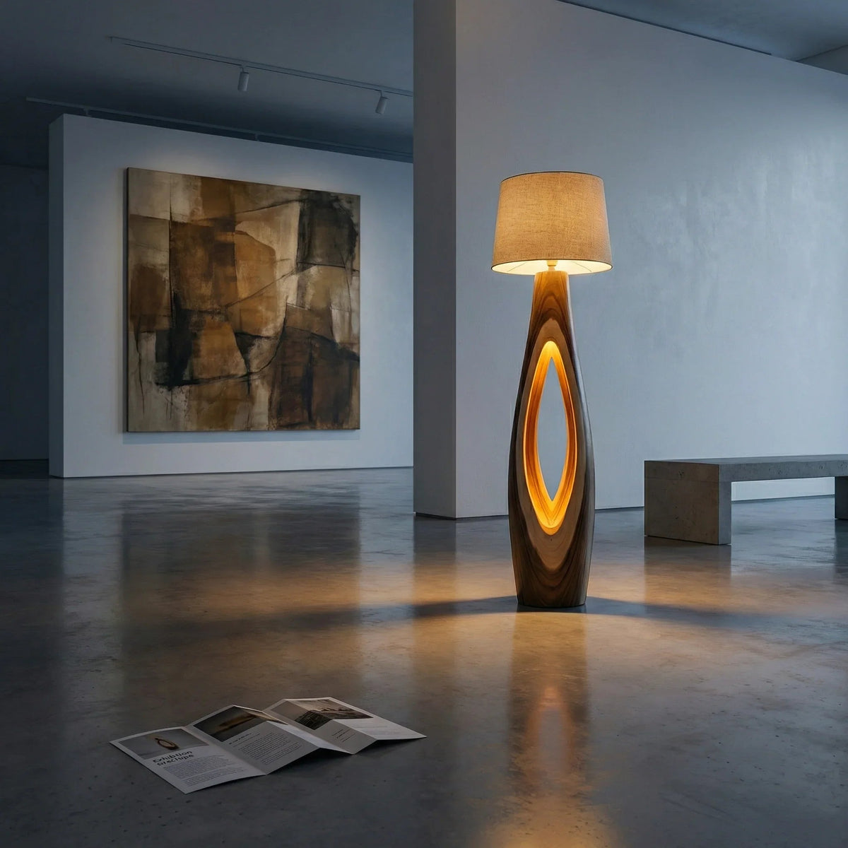 Modernes Kunstgalerie-Loft mit beleuchteter skulpturaler Holz-Stehlampe, abstraktem Gemälde und Betonbank