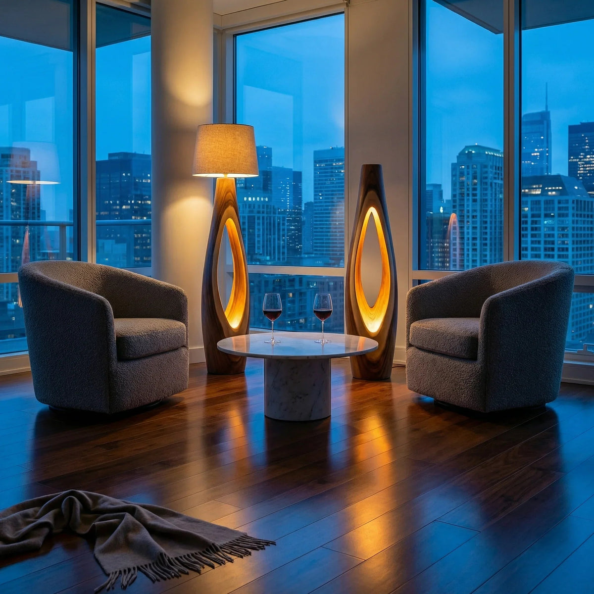 Modernes Penthouse-Wohnzimmer mit Stadtblick, gemütlichen Sesseln, Marmortisch und Holzlampen.