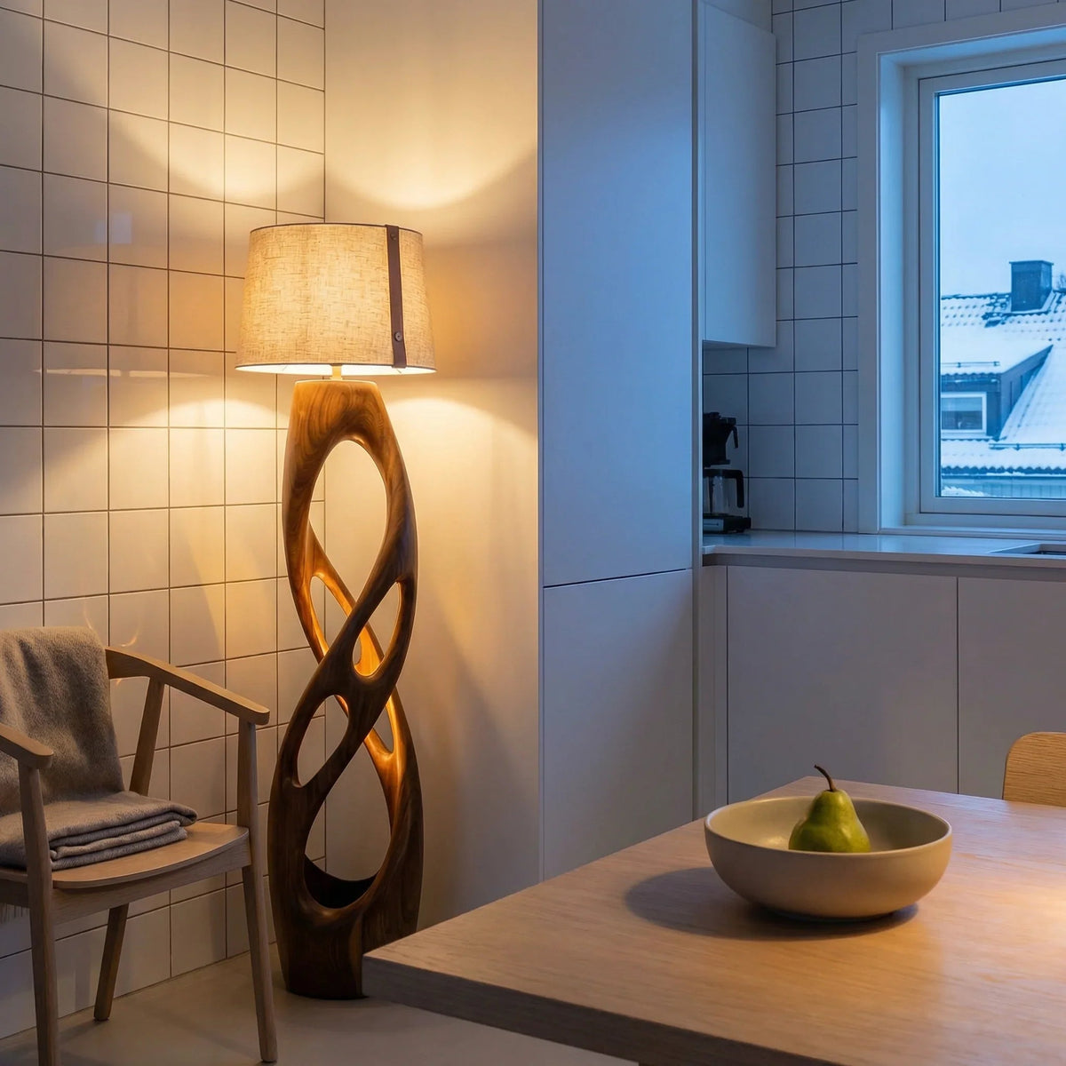 Skandinavische Küchenecke mit skulptierter Holz-Stehlampe, modernem Holzstuhl und gefliesten Wänden