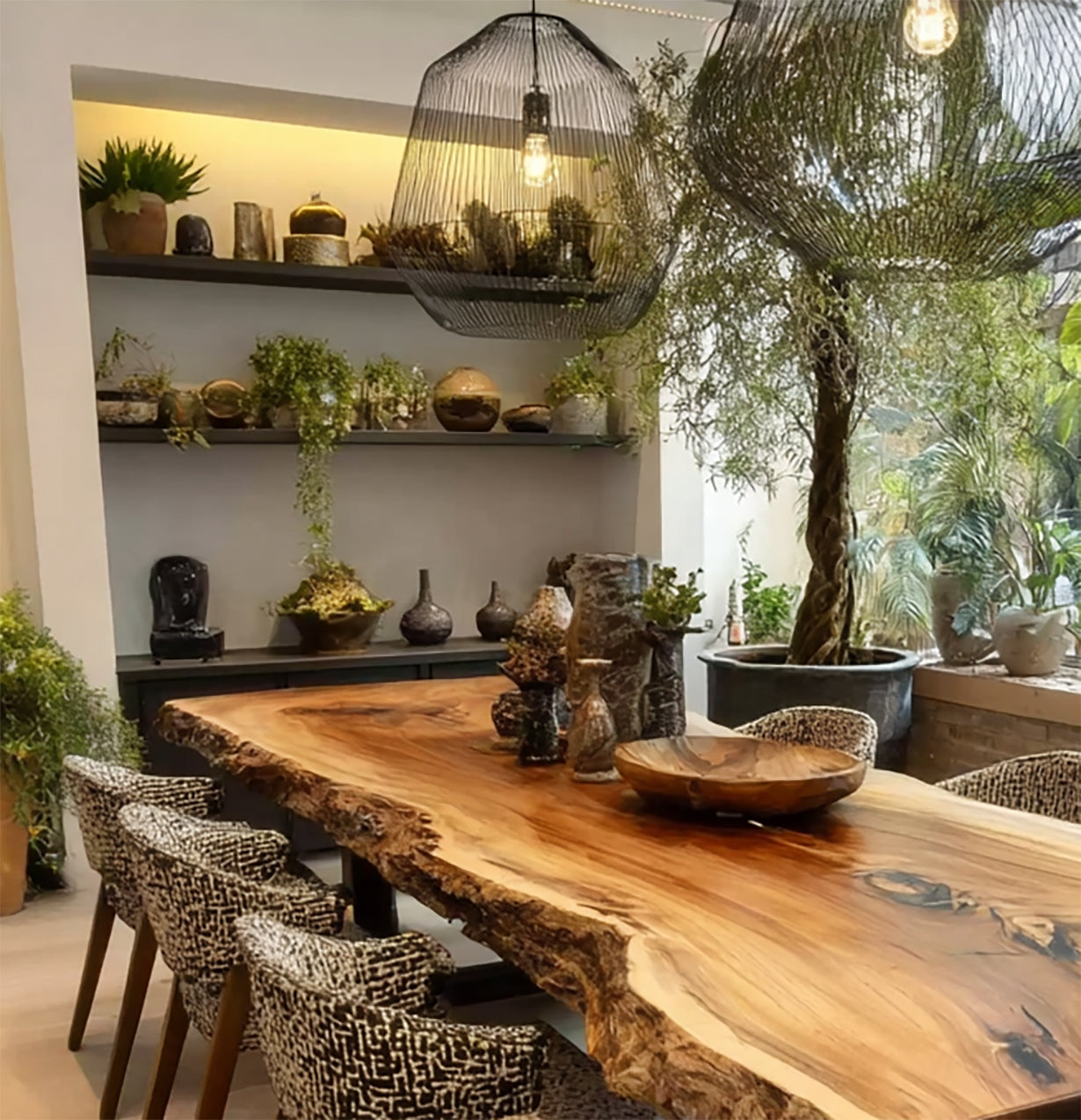 Massivholz-Landhaustisch mit Baumkante – Handgefertigt, Rustikaler Stil