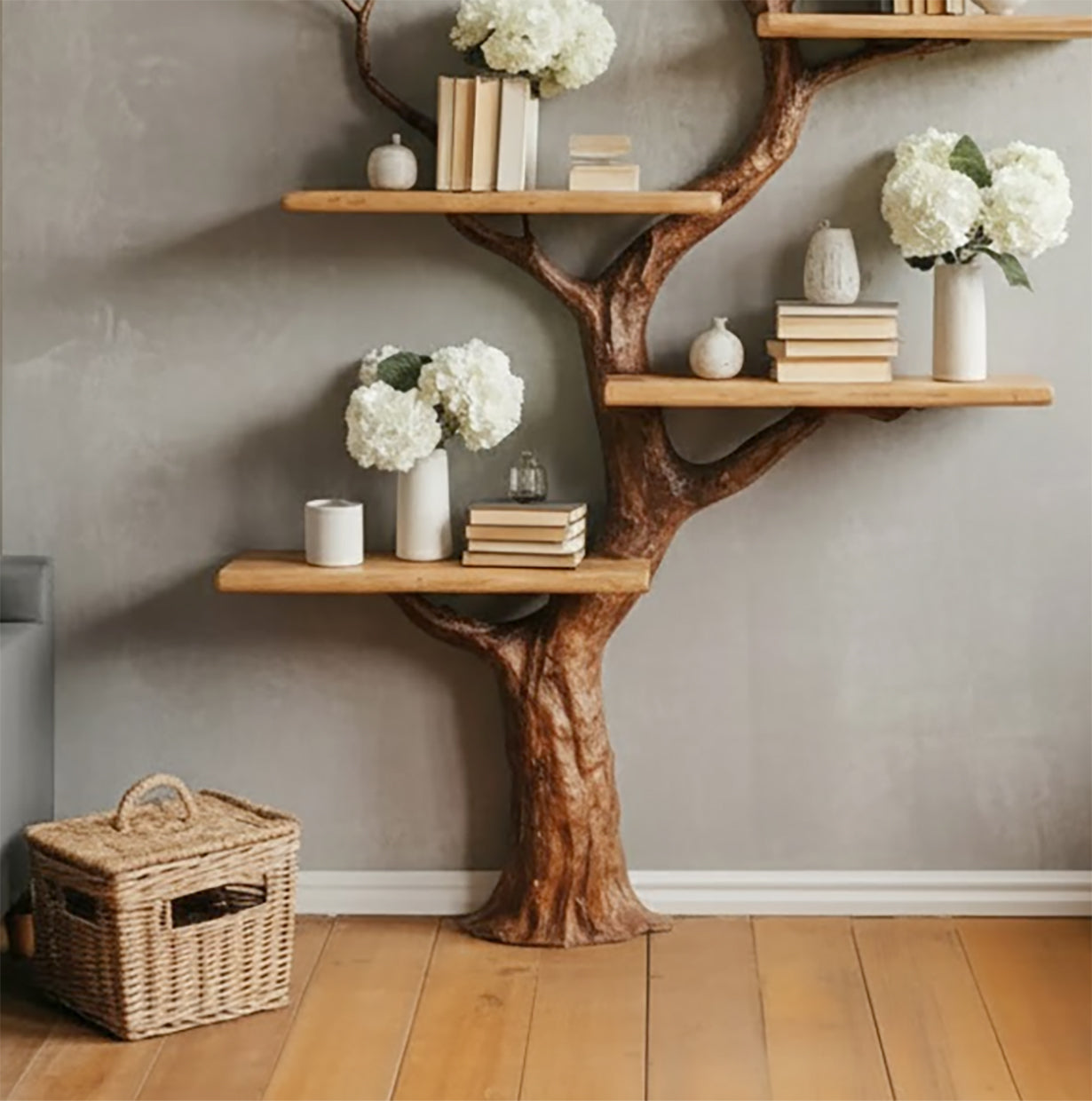 Handgefertigtes Baum-Bücherregal aus Massivholz im Naturdesign