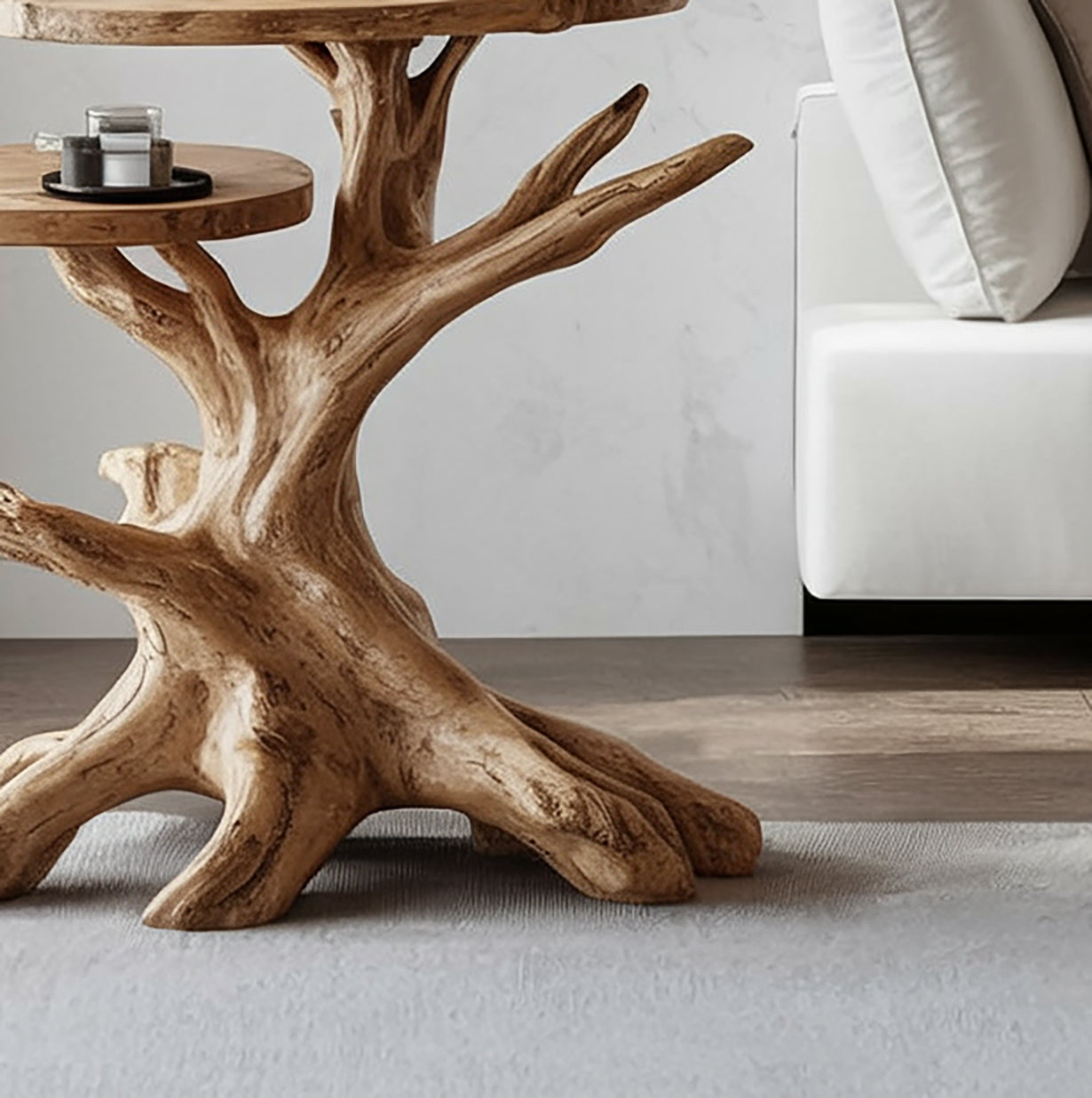 Handgefertigter Beistelltisch aus Massivholz mit Baumfuß, rustikal