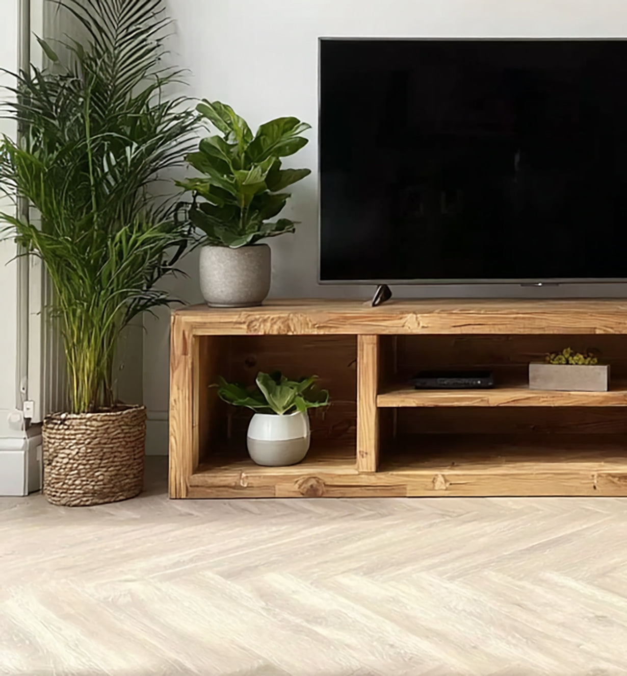 Handgefertigtes rustikales TV-Regal mit Stauraum – Konsole aus recyceltem Massivholz
