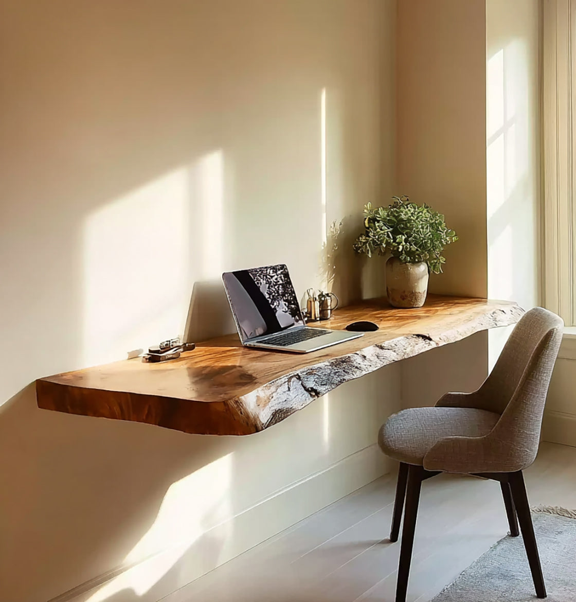 Handgefertigter Floating-Desk aus Massivholz mit Naturkante – Für Homeoffice