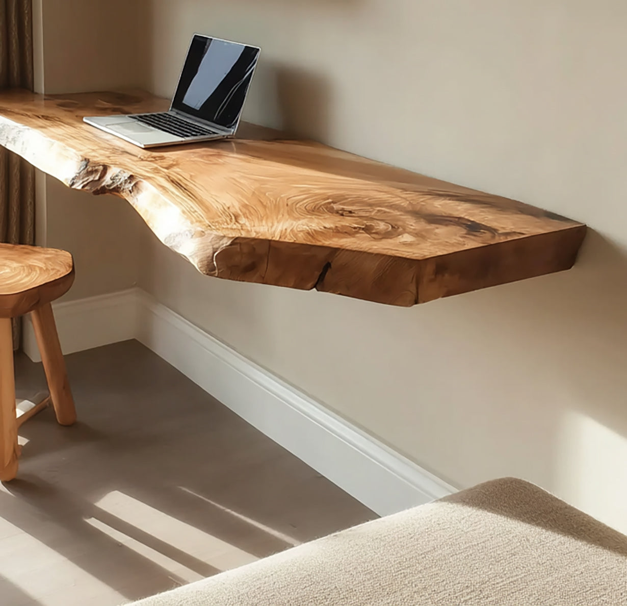 Handgefertigter schwebender Live-Edge-Wandschreibtisch aus Massivholz