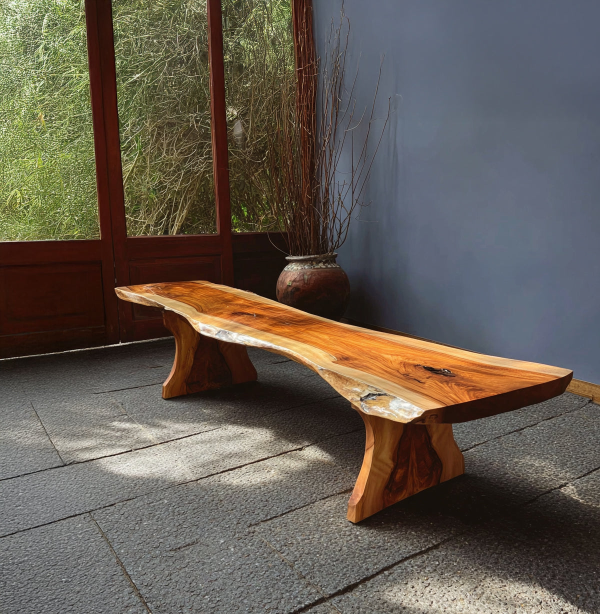 Handgefertigte moderne Holzbank mit skulpturalem Live-Edge-Design