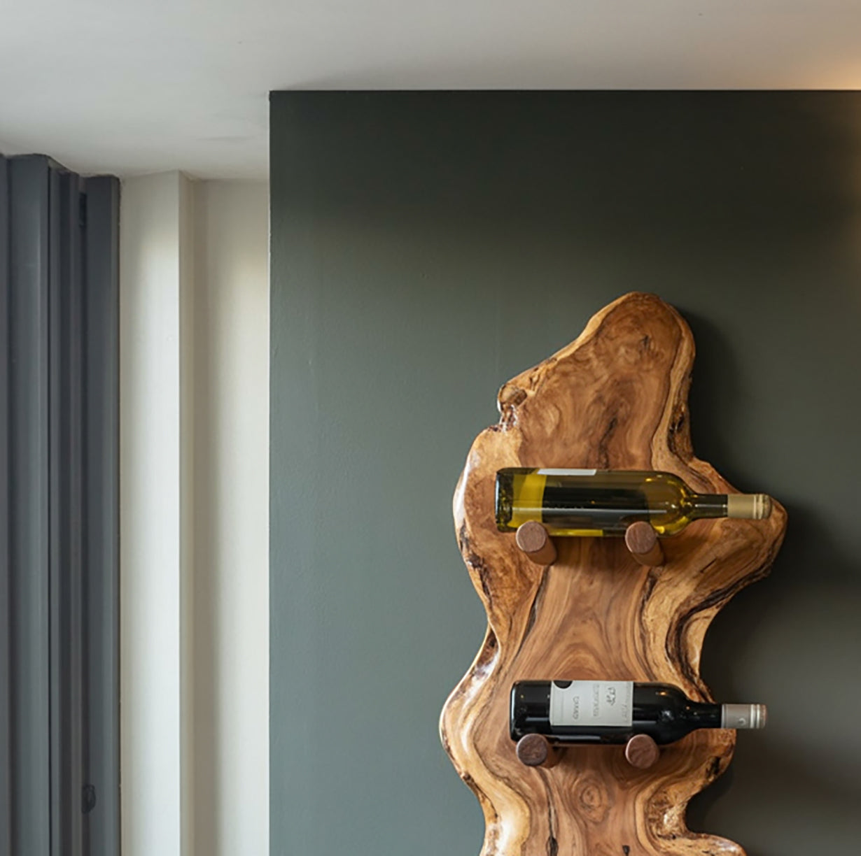 Weihnachts-Weinregal mit Baumkante – Rustikaler Wandhalter aus Massivholz