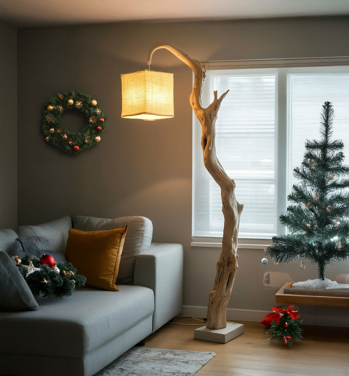 Stehlampe aus Natur-Treibholz mit Stoffschirm – rustikale Holzlampe für Wohnzimmerdekoration