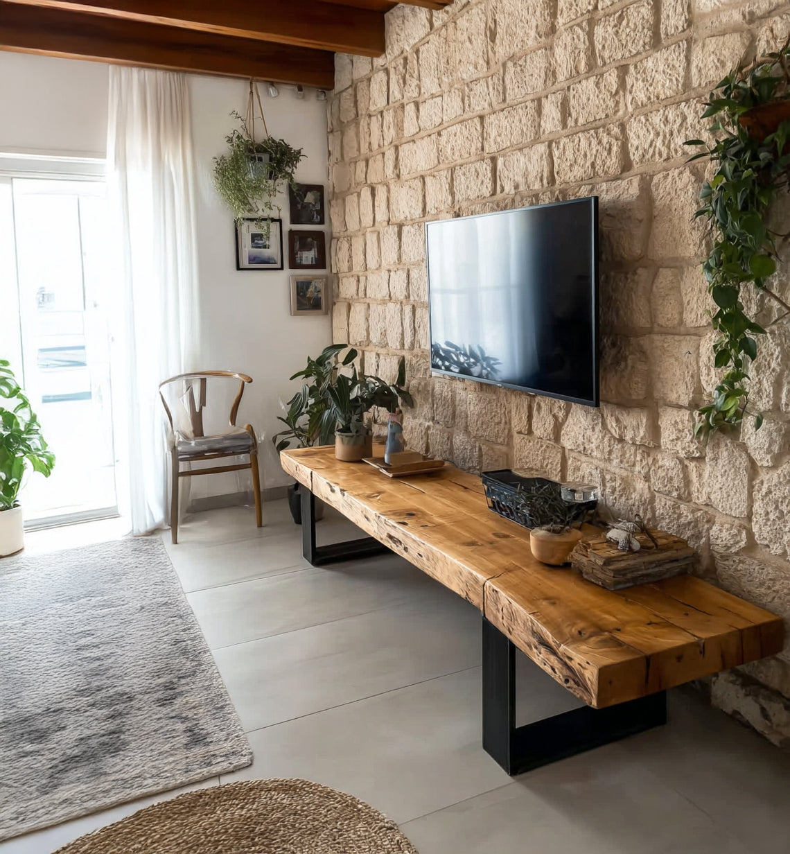 Handgefertigte rustikale TV-Konsole aus Massivholz mit Live Edge und Metallbeinen