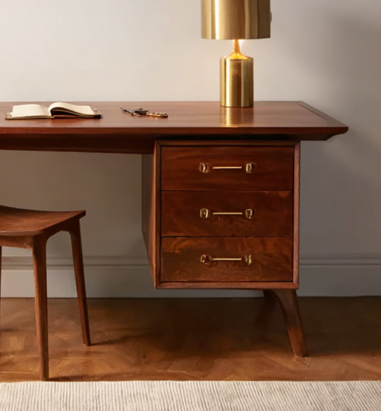 Mid-Century Schreibtisch – Eleganter Massivholz-Tisch mit Messingakzenten