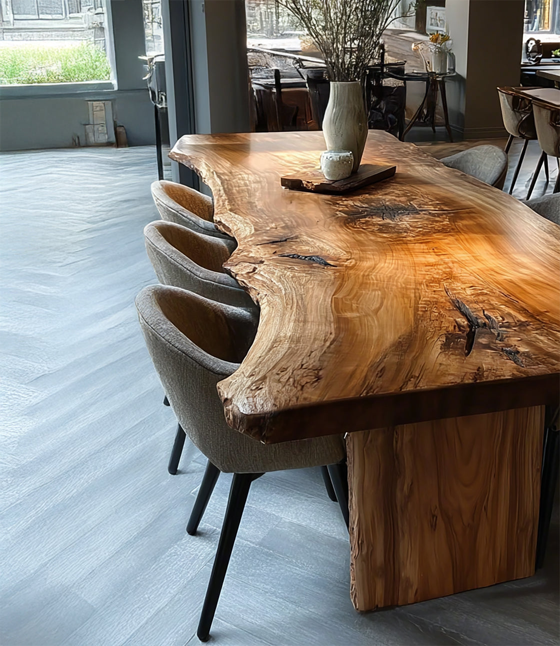 Handgefertigter Massivholz-Esstisch mit Naturkante – Bauernhausstil