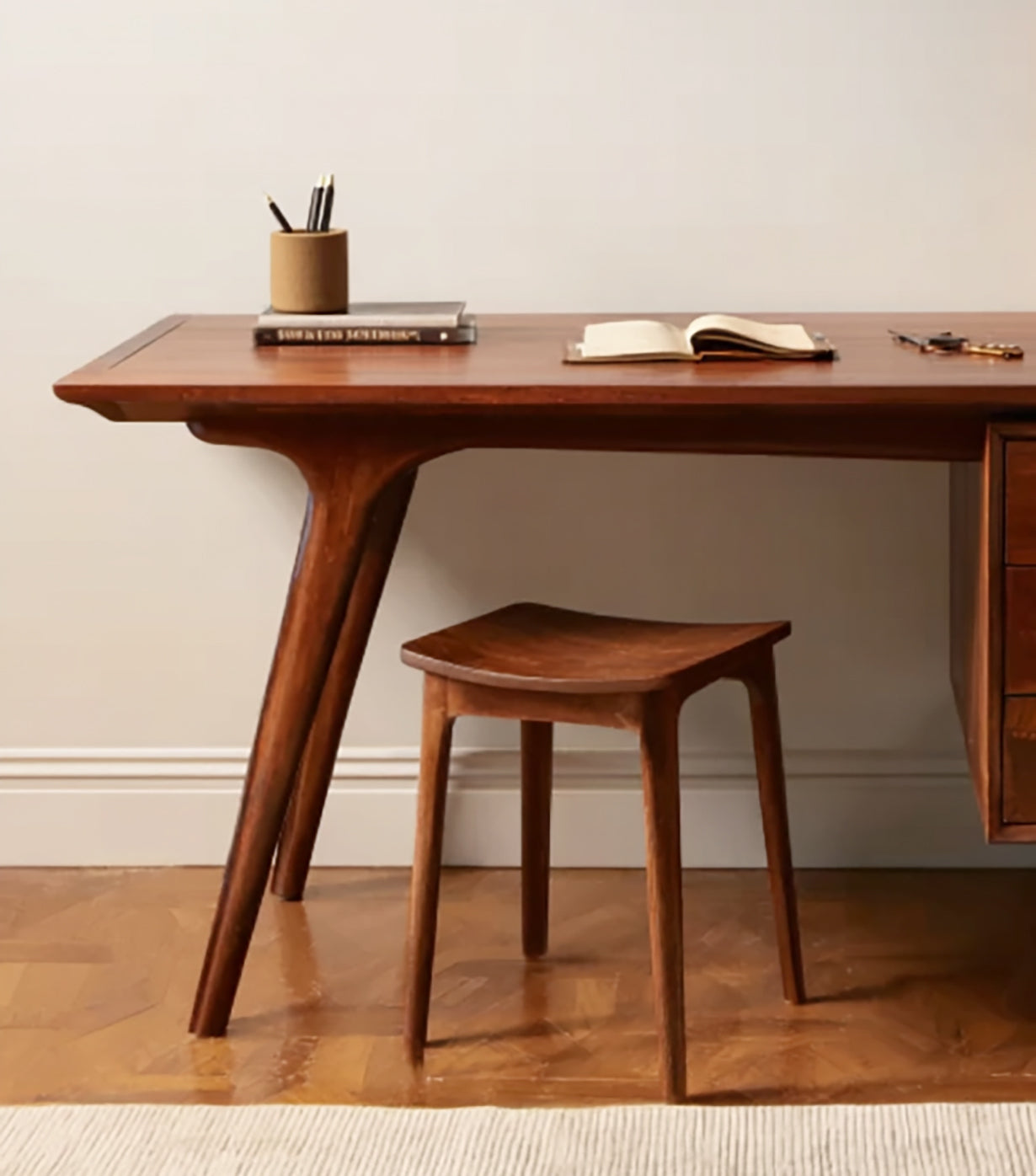 Mid-Century Schreibtisch – Eleganter Massivholz-Tisch mit Messingakzenten