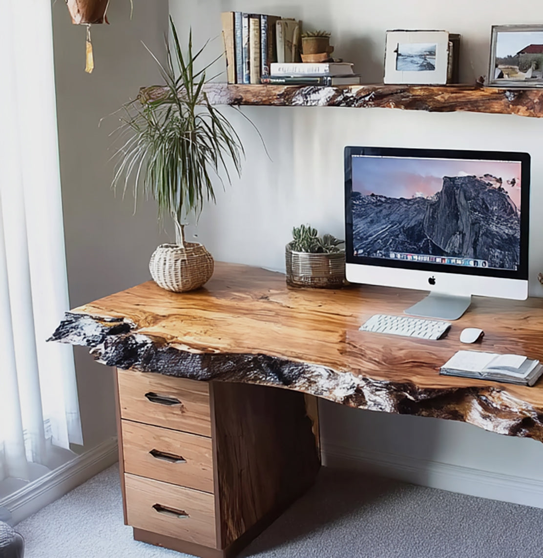 Handgefertigter Schreibtisch mit Live Edge – Rustikale Massivholz-Arbeitsstation