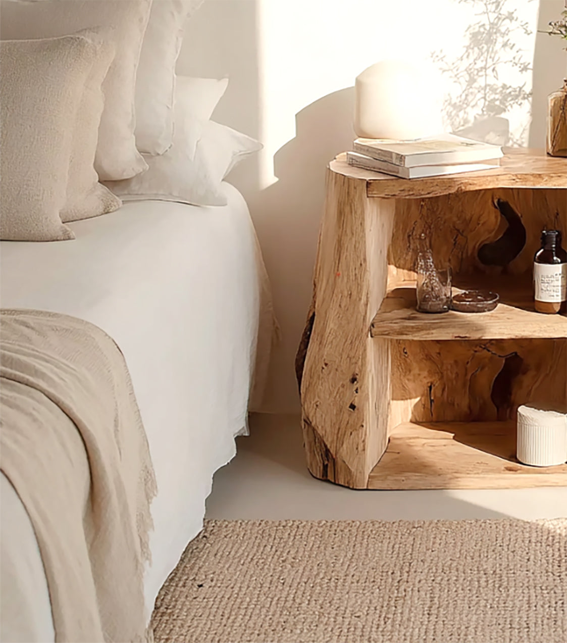 Handgefertigter Nachttisch mit Schublade – rustikaler Nachttisch aus Naturholz
