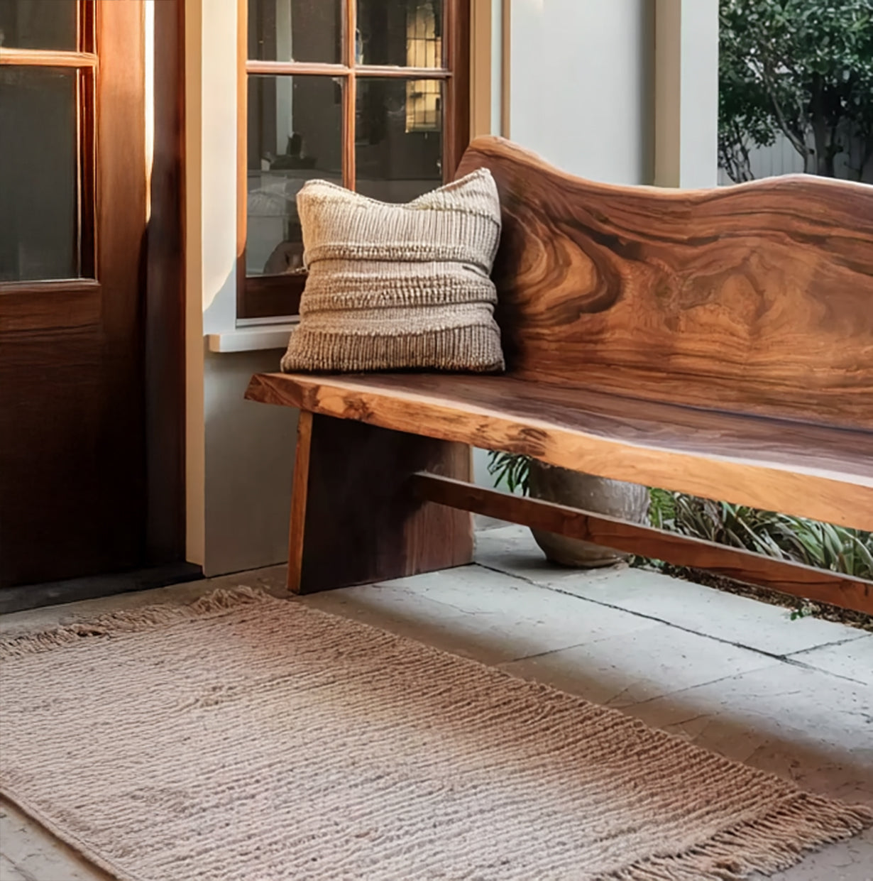 Rustikale handgefertigte Outdoor-Holzbank – geschwungene Rückenlehne