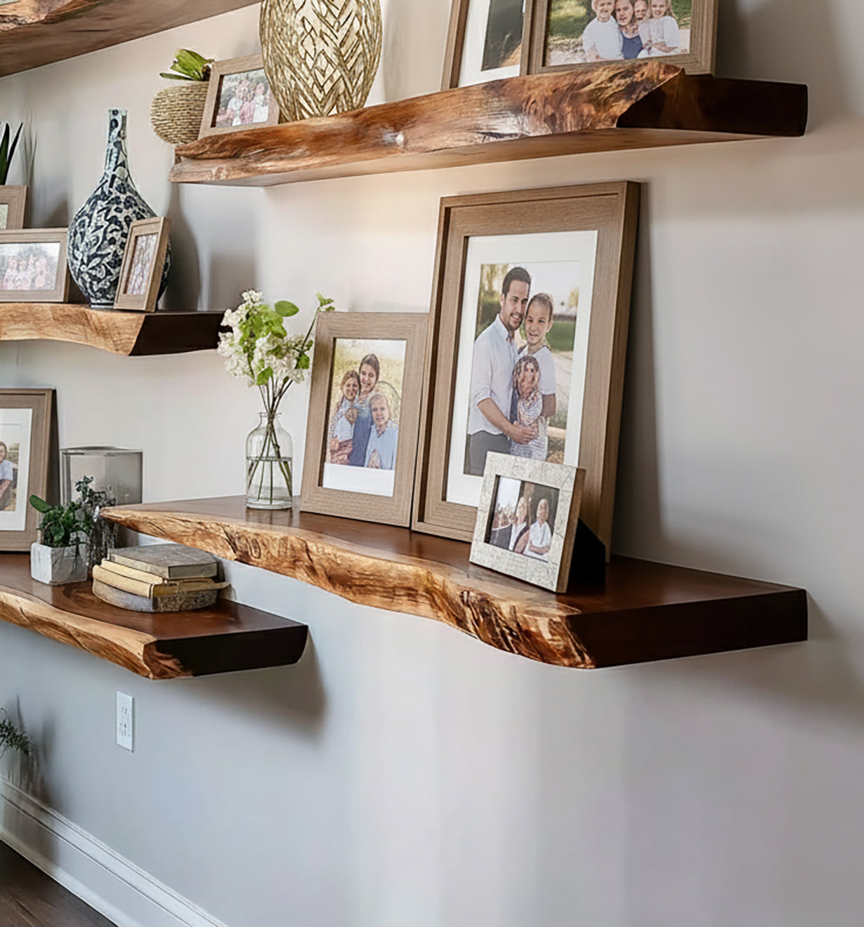Handgefertigte Live-Edge-Schweberegale – Wellenförmige Holz-Wandkunst