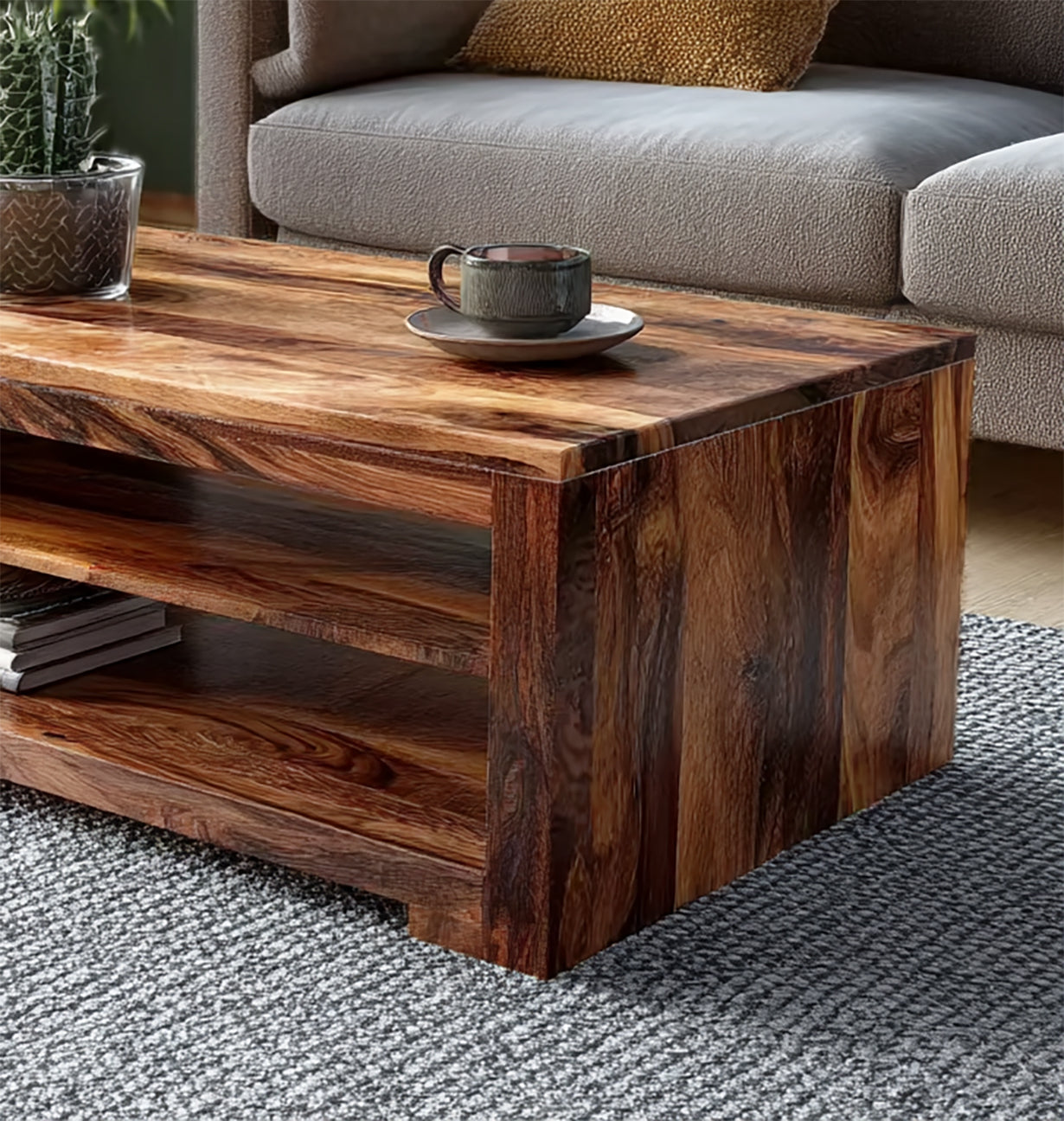 Massivholz-Couchtisch mit offenem Stauraum – rustikal und modern