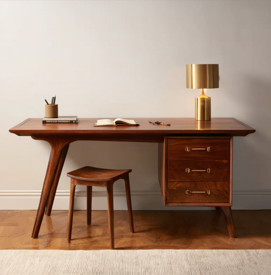 Mid-Century Schreibtisch – Eleganter Massivholz-Tisch mit Messingakzenten