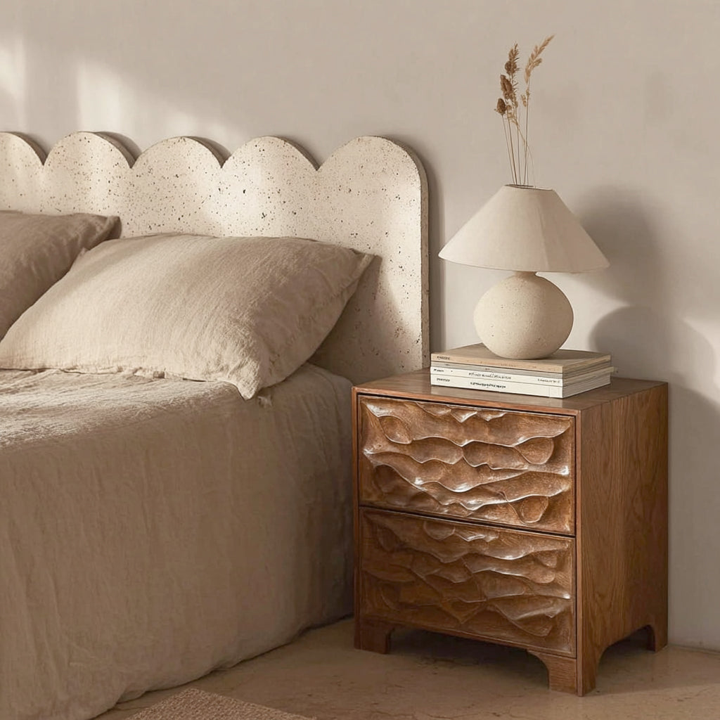 Handgefertigter Nachttisch aus Massivholz – moderner, kunstvoll gefertigter Beistelltisch