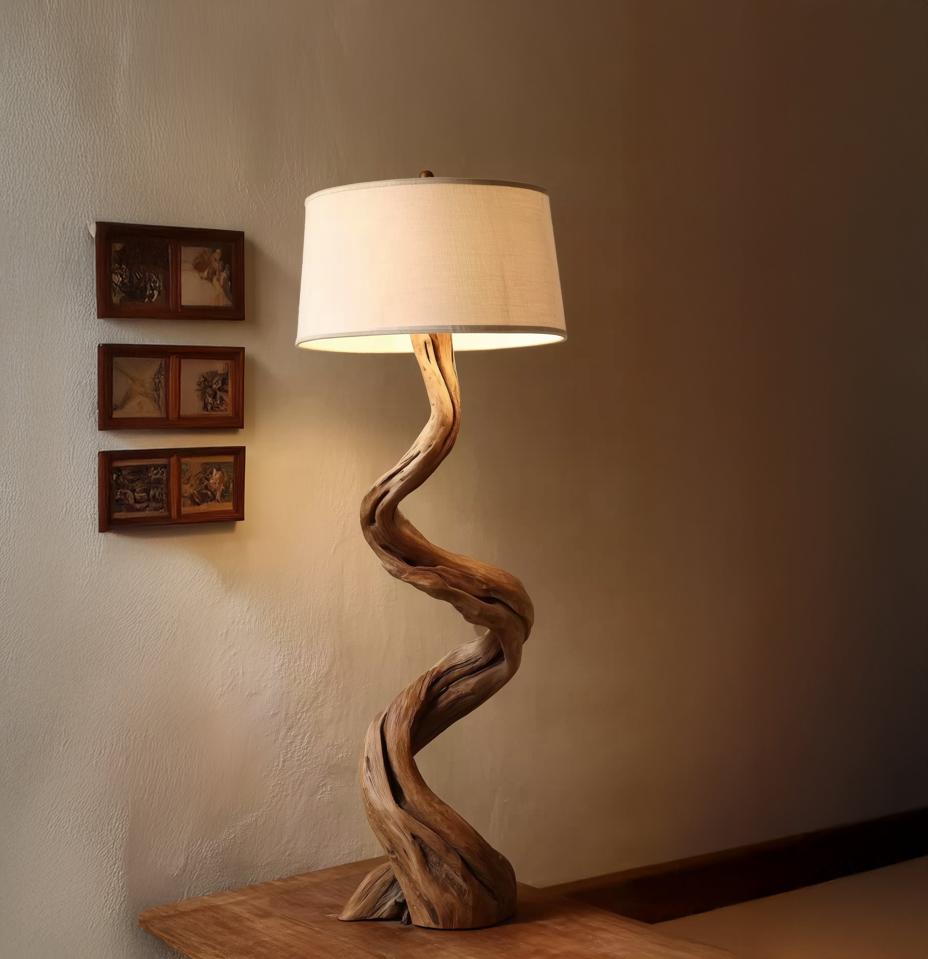 Rustikale Treibholz-Stehlampe – Handgefertigte gedrehte Holzlampe mit Leinenschirm