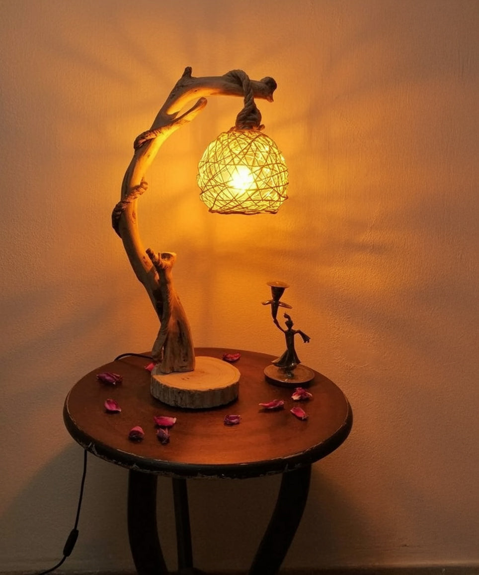 Rustikale Treibholz-Stehlampe mit Rattan-Lampenschirm, handgefertigt