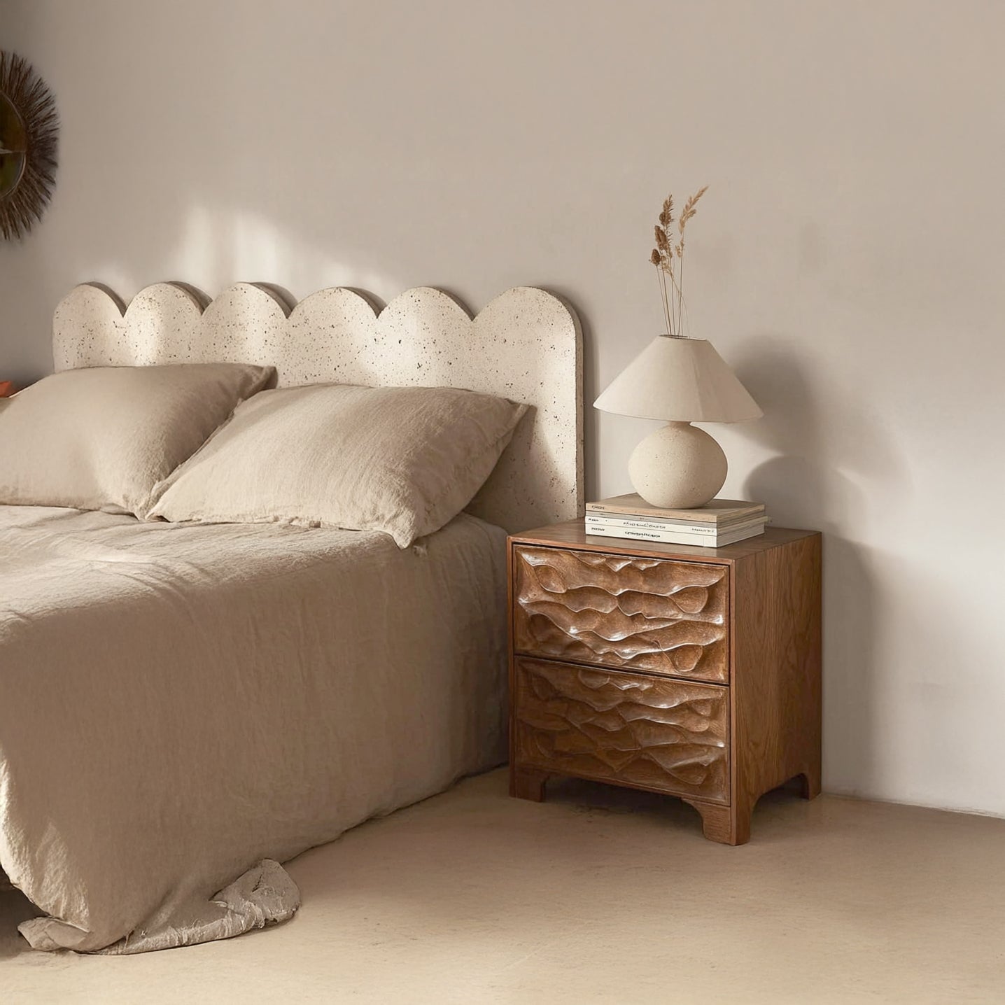 Handgefertigter Nachttisch aus Massivholz – moderner, kunstvoll gefertigter Beistelltisch