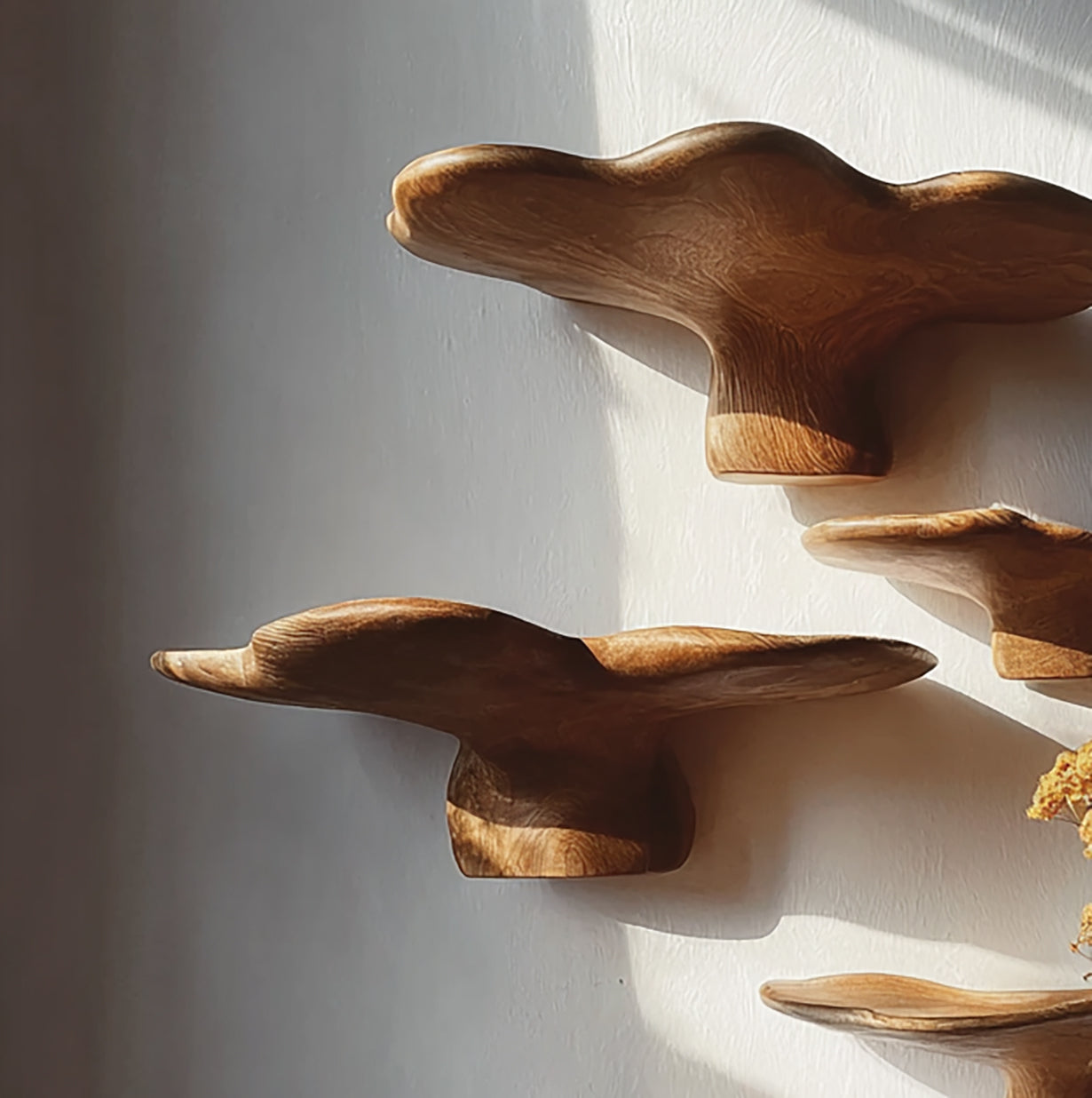 Handgefertigtes rustikales Pilz-Schweberegal – Live-Edge Holz-Wanddeko