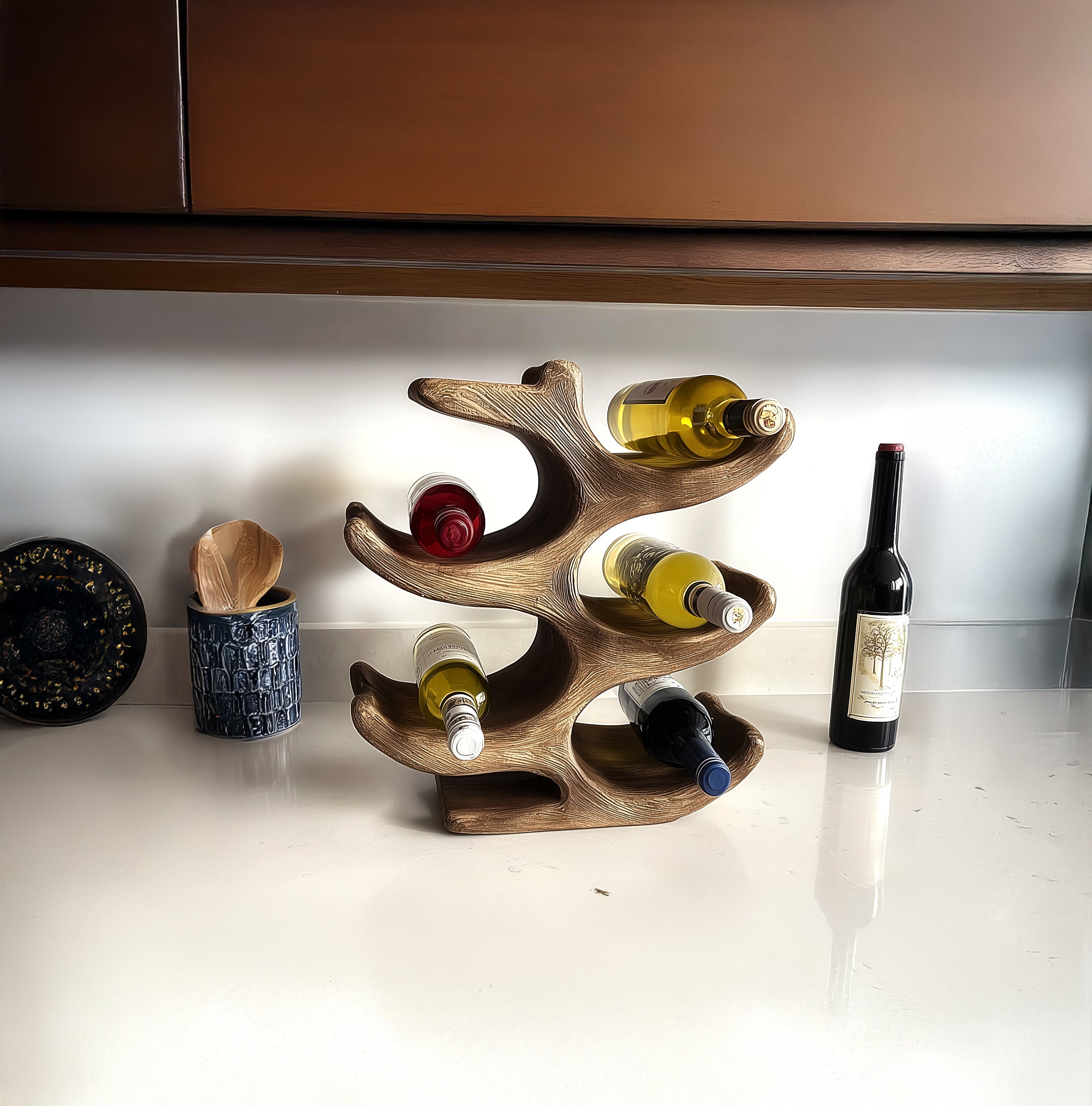 Baumstamm-Weinregal – Handgefertigt aus Massivholz mit Glashalter für stilvolle Deko