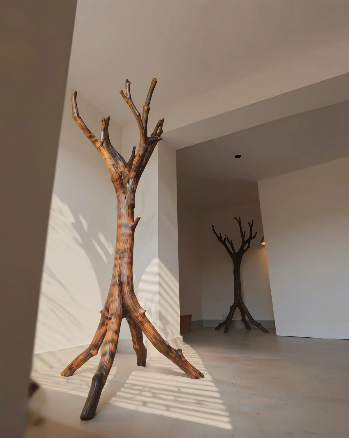 Skulptiertes Baum-Bücherregal aus Massivholz in einem modernen minimalistischen Raum, Möbel mit natürlicher Baumkante