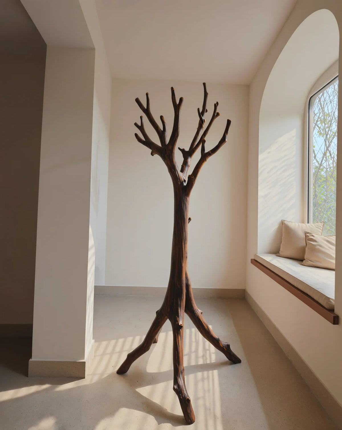 Baum-Bücherregal aus Massivholz im Baumkanten-Design in einem sonnigen modernen Raum