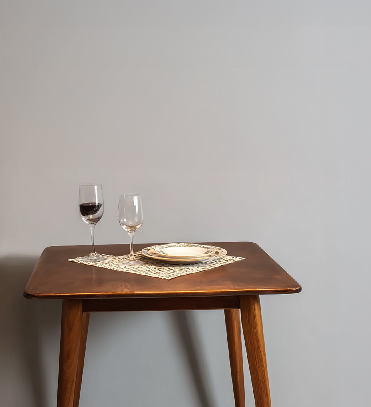 Kleiner quadratischer Esstisch aus Dunklem Holz – für 2–4 Personen