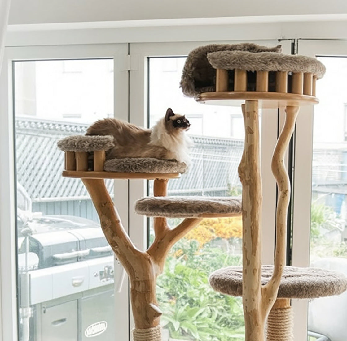 Luxuriöser Holz-Kratzbaum – modernes, mehrstöckiges Katzenhaus mit Kratzpfosten