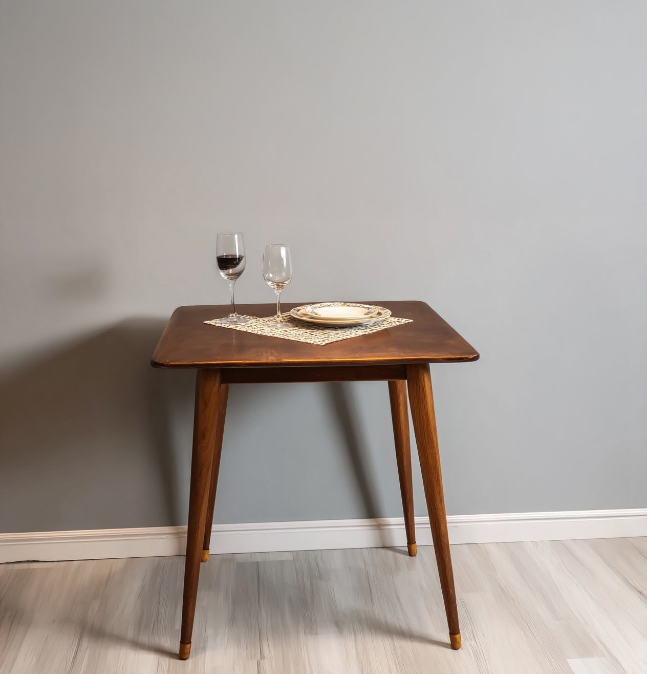 Kleiner quadratischer Esstisch aus Dunklem Holz – für 2–4 Personen