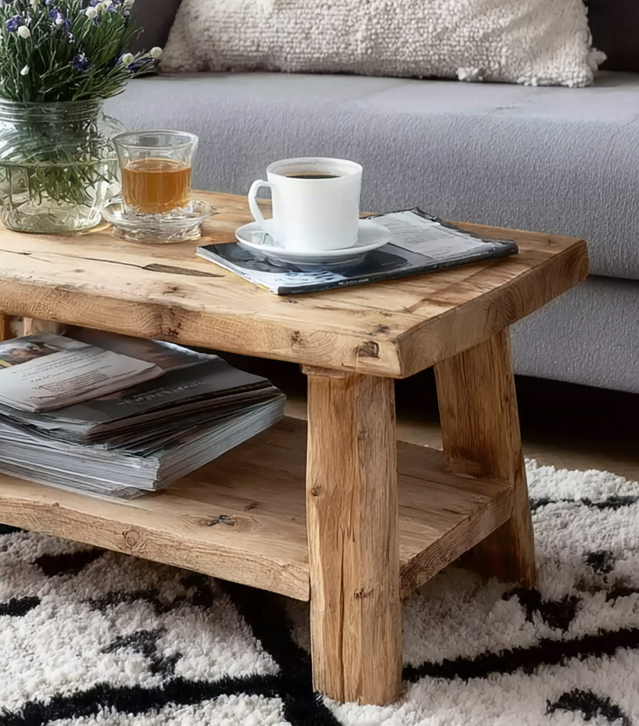 Rustikaler Couchtisch – Massivholz, recyceltes Holz mit Baumkante, Farmhouse-Stil