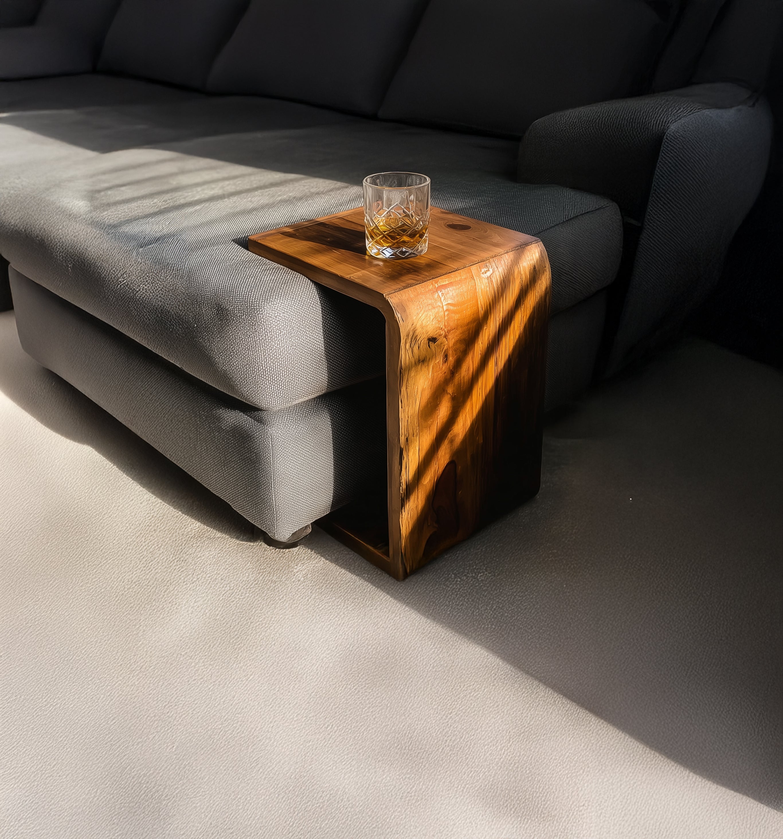 Runder Handgefertigter Beistelltisch – Rustikaler Massivholz-Akzent fürs Wohnzimmer