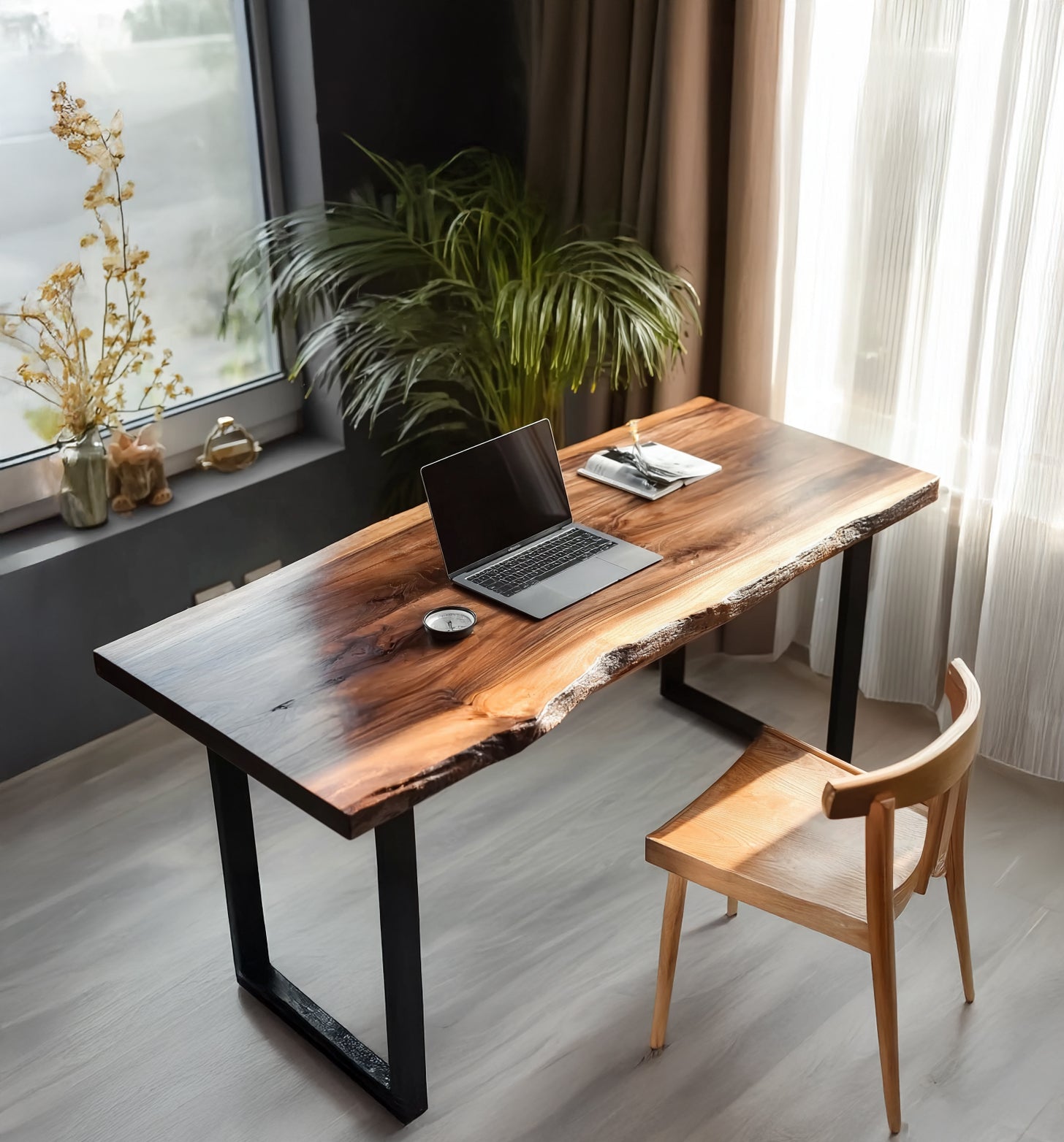 Massivholz-Schreibtisch mit Live Edge und Metallbeinen – Rustikales Design