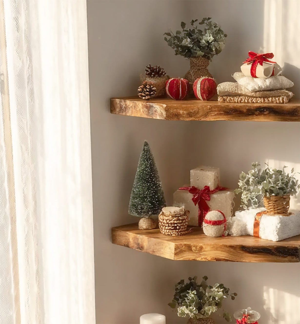 Rustikale Eck-Floating-Regale mit Baumkante – handgefertigtes Wanddisplay aus Massivholz