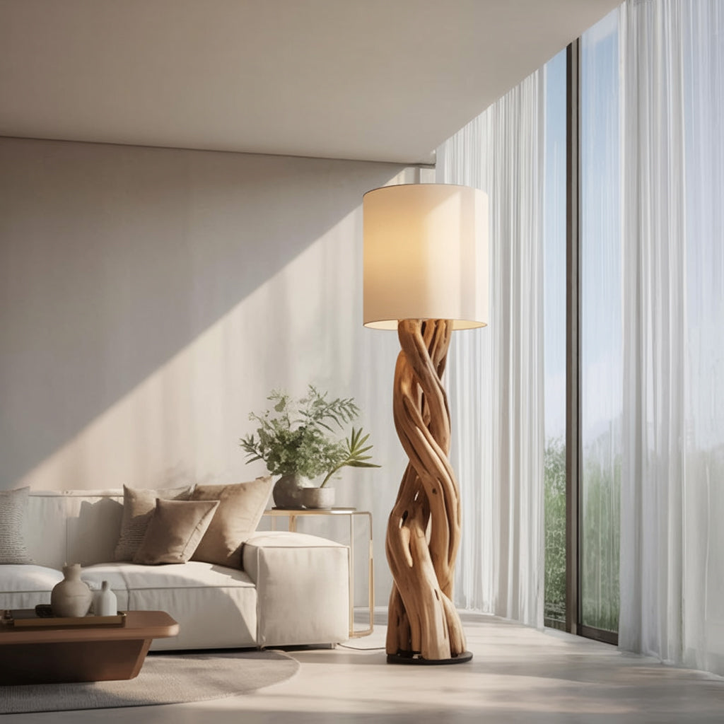 Moderne Stehlampe aus Holz – skulpturales, gedrehtes Design mit Stoffschirm
