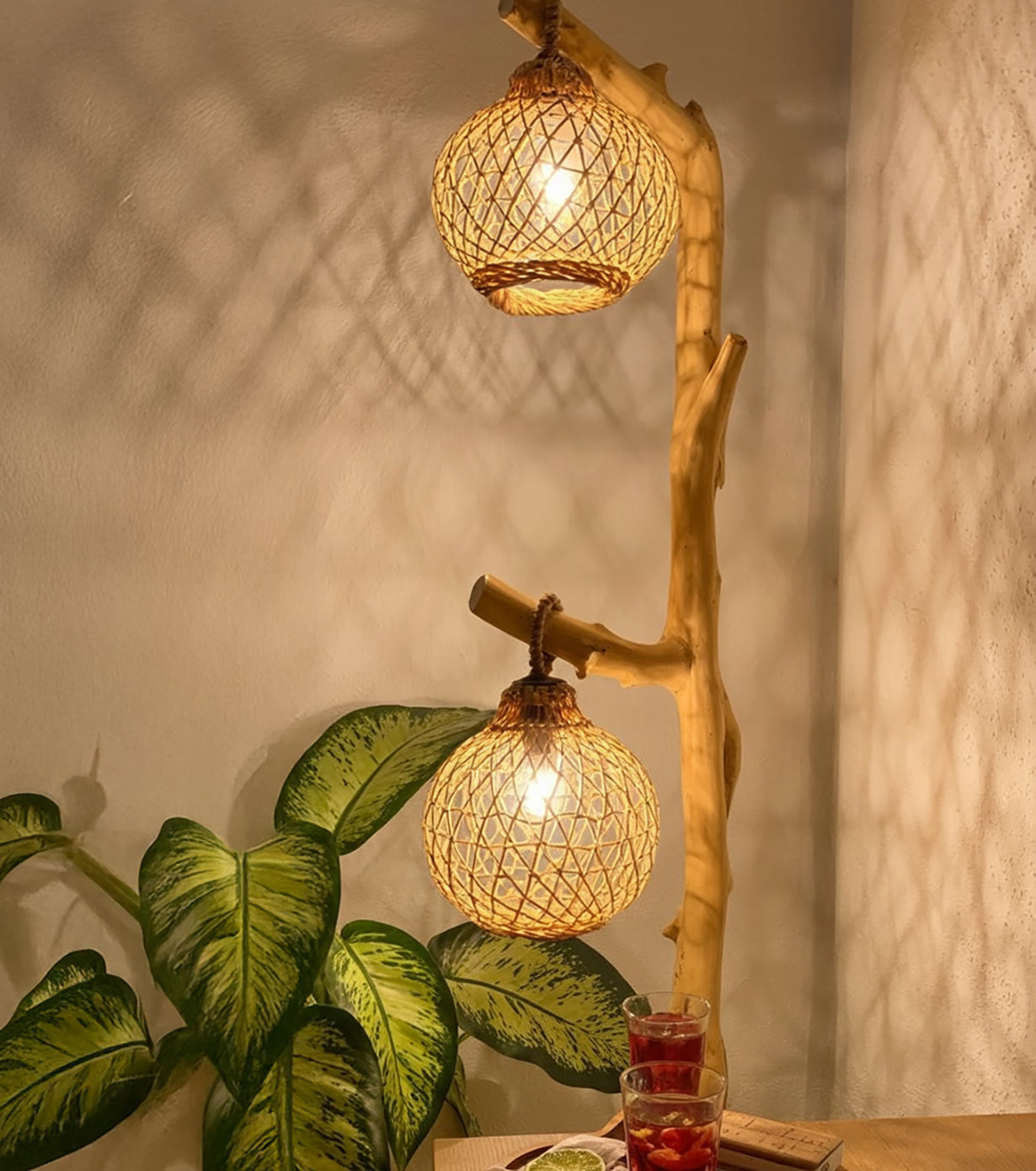 Rustikale Holz-Stehlampe aus Treibholz mit Rattan-Lampenschirm, handgefertigt