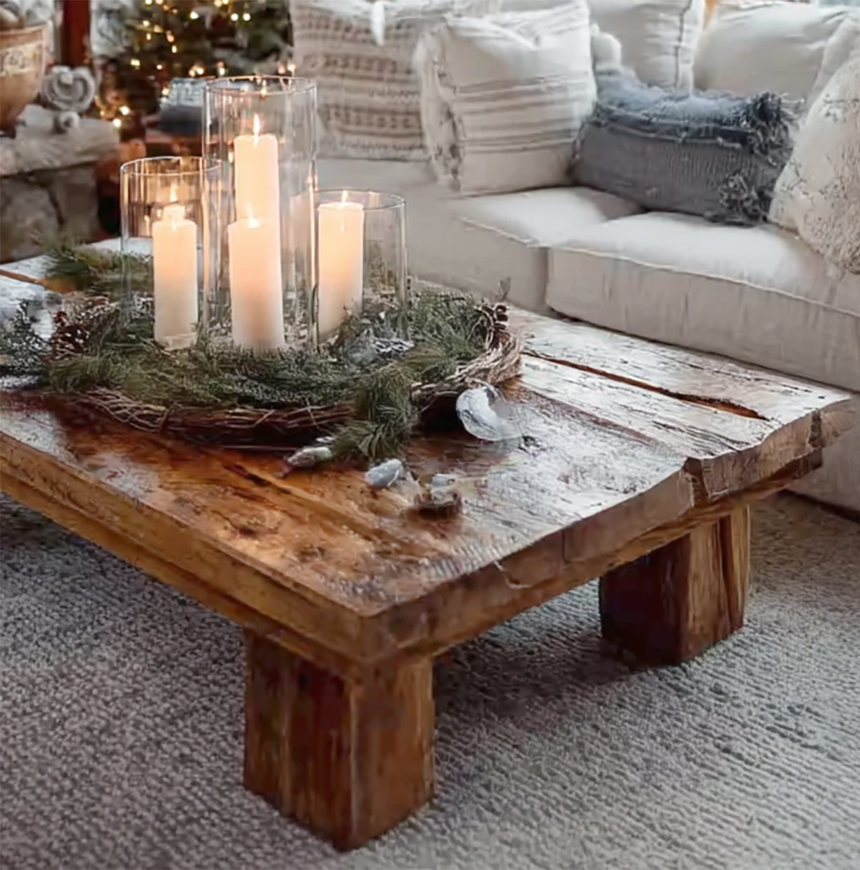 Massivholz-Couchtisch mit Naturkante – Mid-Century Rustikaler Wohnzimmertisch
