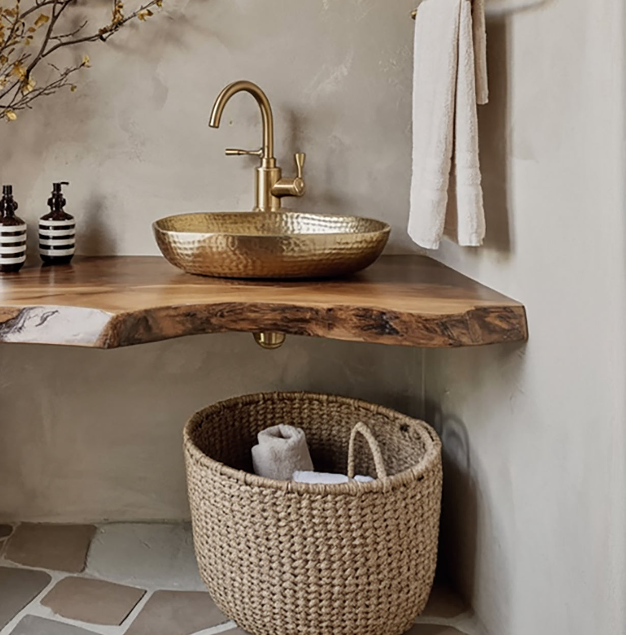 Schwebendes Live-Edge Waschtischregal aus Massivholz – Rustikale Badablage