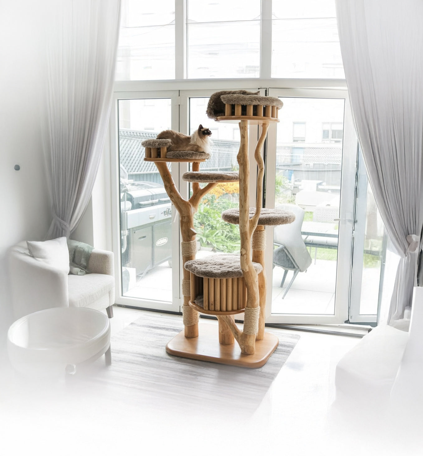 Luxuriöser Holz-Kratzbaum – modernes, mehrstöckiges Katzenhaus mit Kratzpfosten